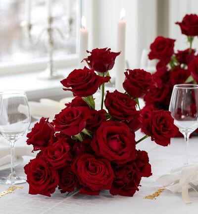 Borddekorasjon med rød roser stor Borddekorasjon med rød roser stor